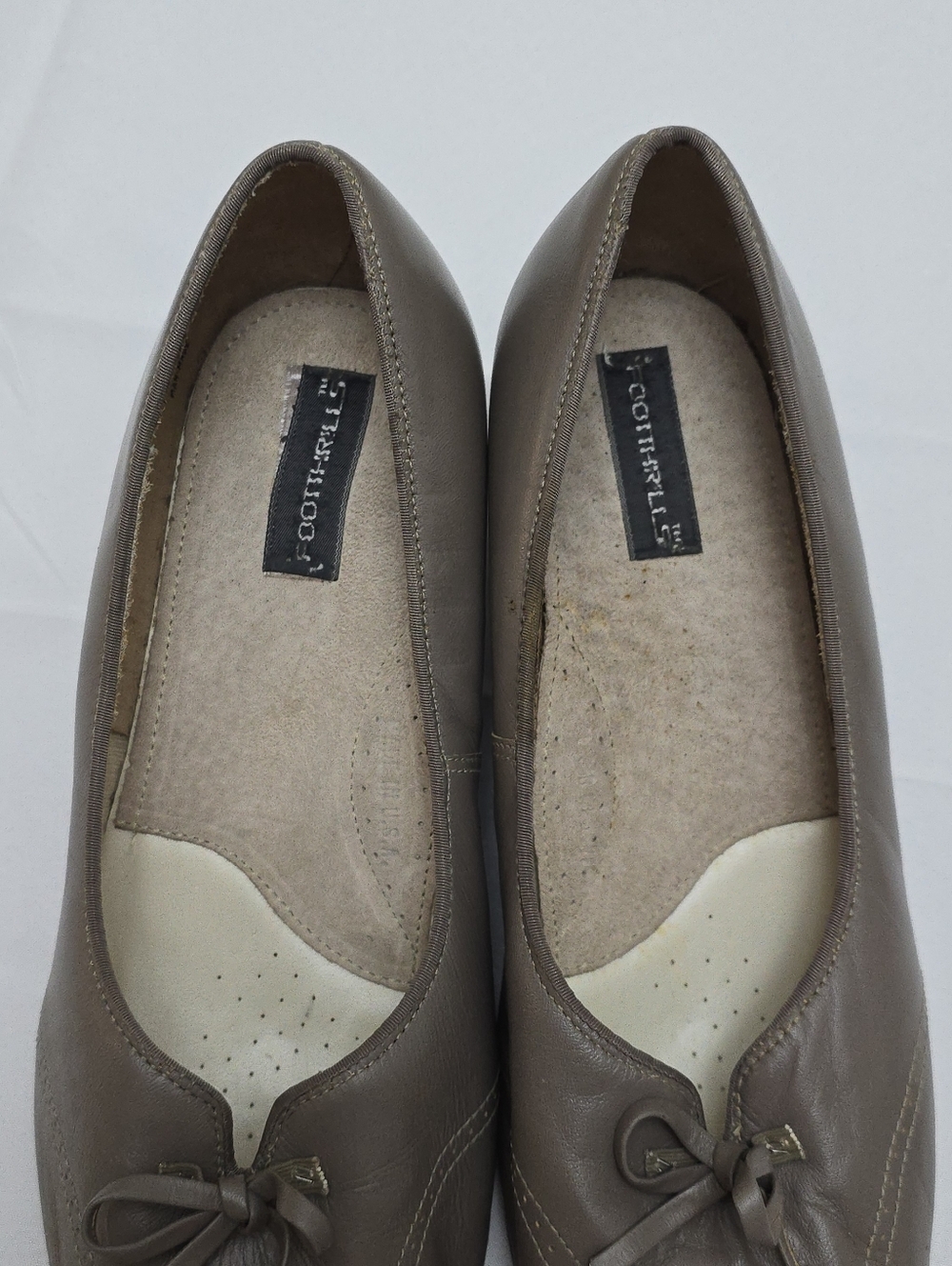 Vintage FootThrills Leather Low Pumps Taupe Grey Bow Wingtip Size 9 2W USA - Picture 15 of 16